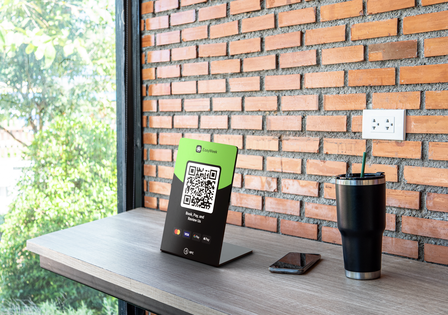 Ständer mit NFC und QR-Code zur Terminbuchung