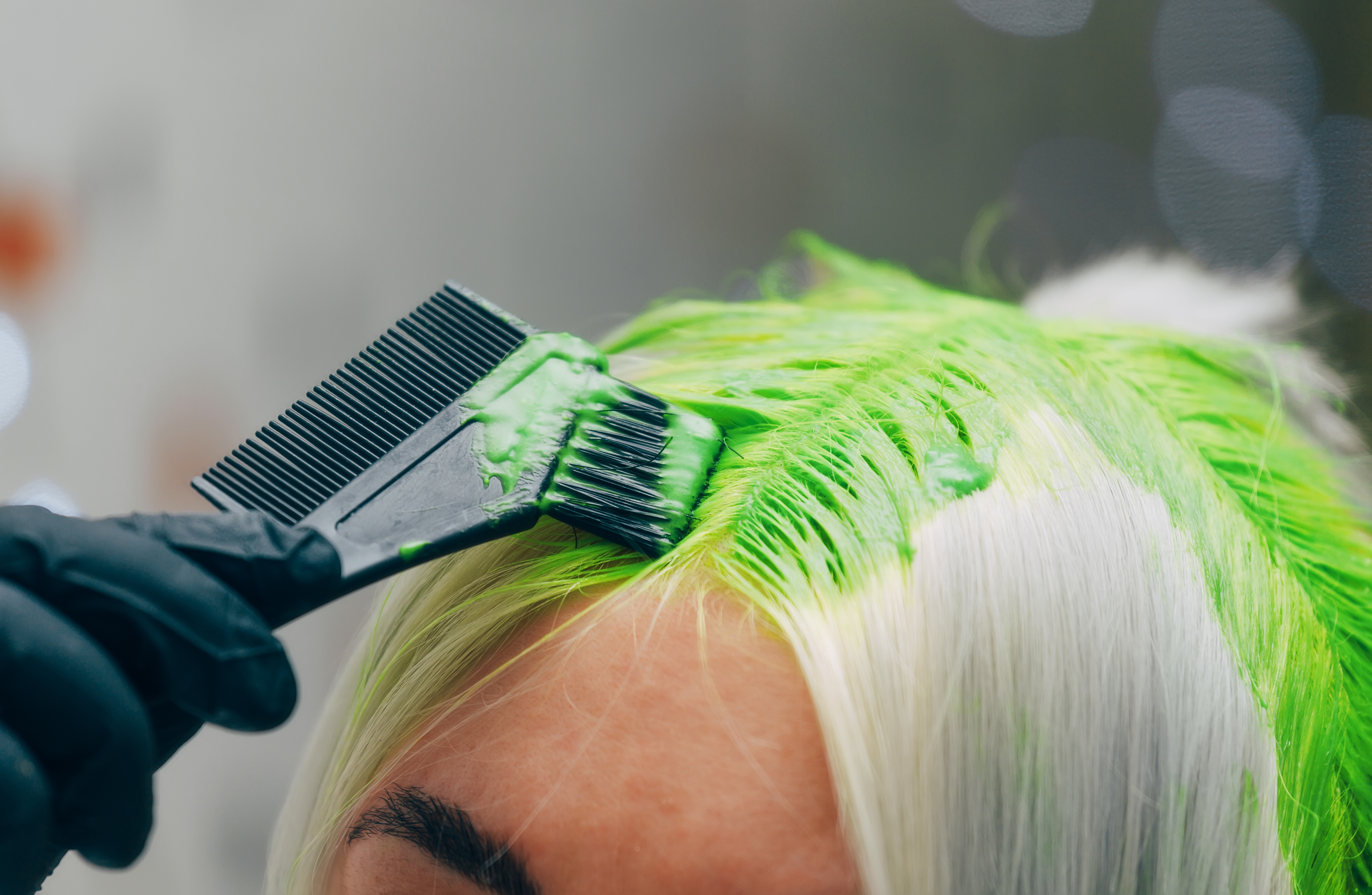 Haare färben in Neonfarben