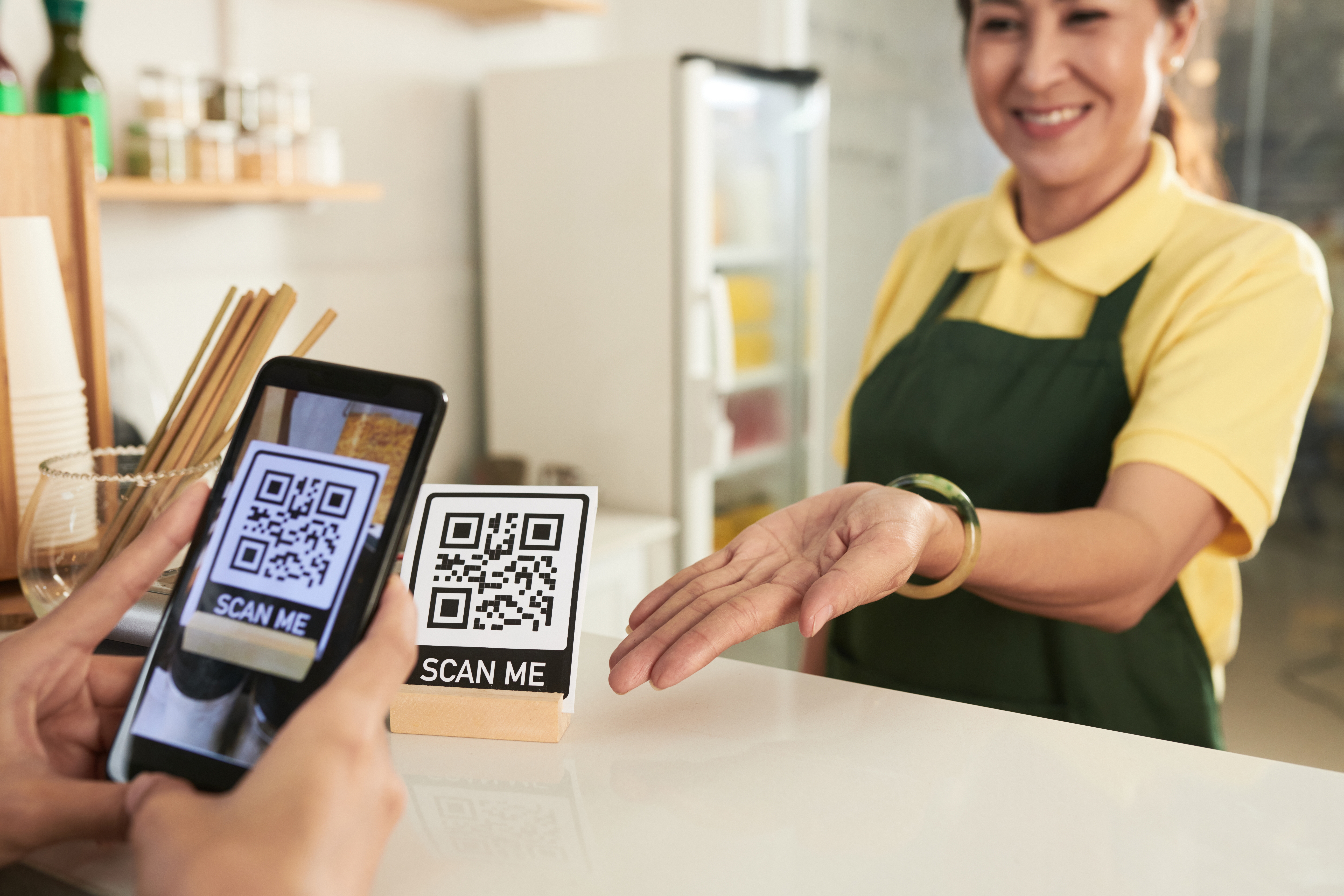 Bezahlungen und Bewertungen über Displays mit NFC- und QR-Codes