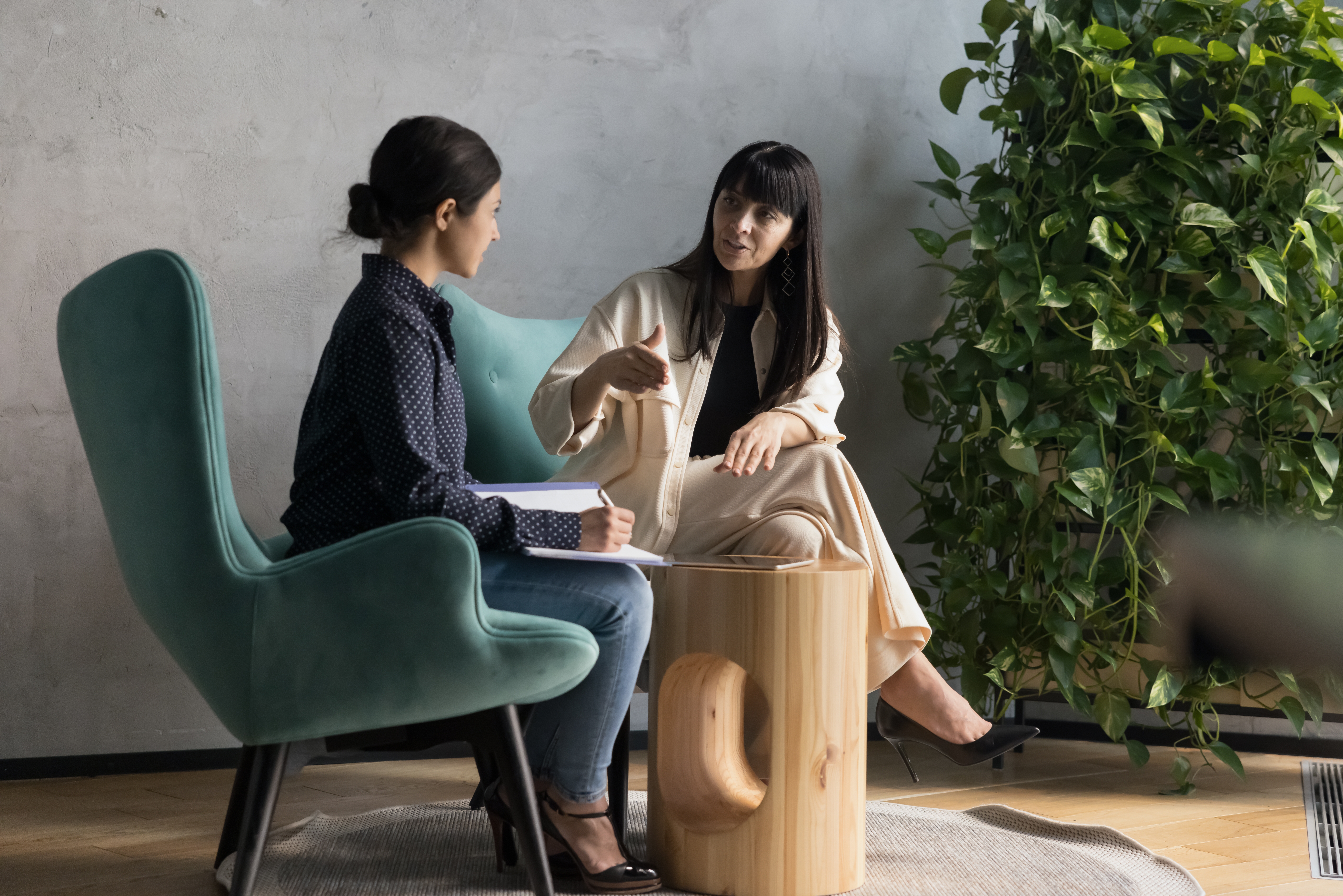 Eine Unternehmerin im Gespräch mit einem Business Coach Eine Unternehmerin im Gespräch mit einem Business Coach